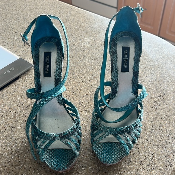 White House Black Market Emilia Heels - Picture 7 of 8